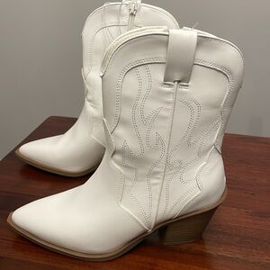 Universal Thread White Ankle Booties